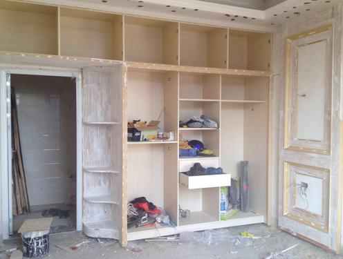 合肥裝修公司：請木工打柜子與定制衣柜哪個好？(圖1)